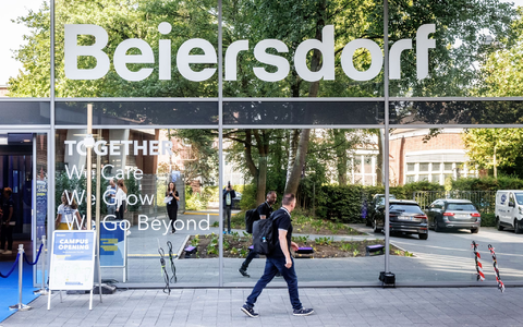 Der Hamburger Konsumgüterkonzern Beiersdorf hält an seinen Jahreszielen fest.  - Foto: Markus Scholz/dpa