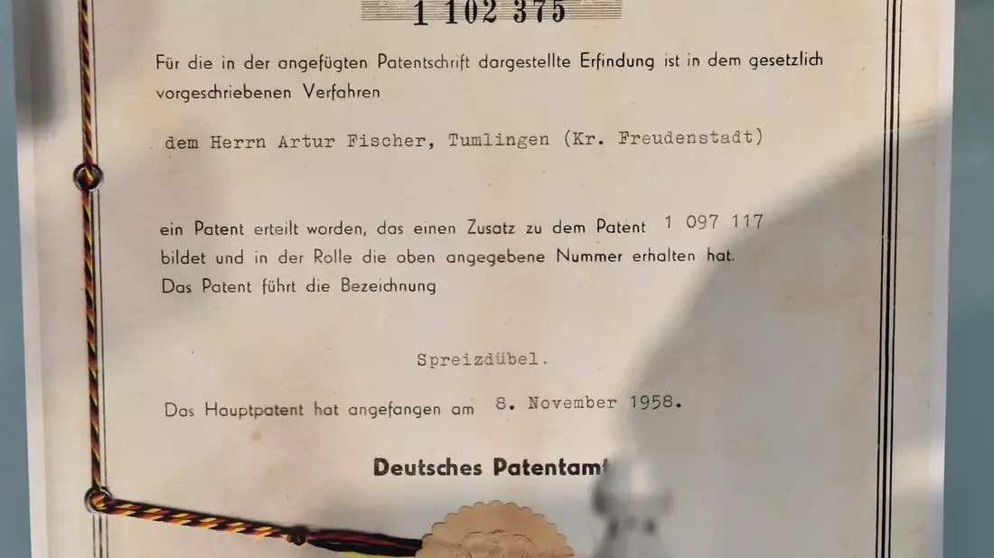 Ein Beispiel für die Kreativität feier Erfinder: Der von Anton Fischer entwickelte Spreizdübel  - Bild: picture alliance / dpa