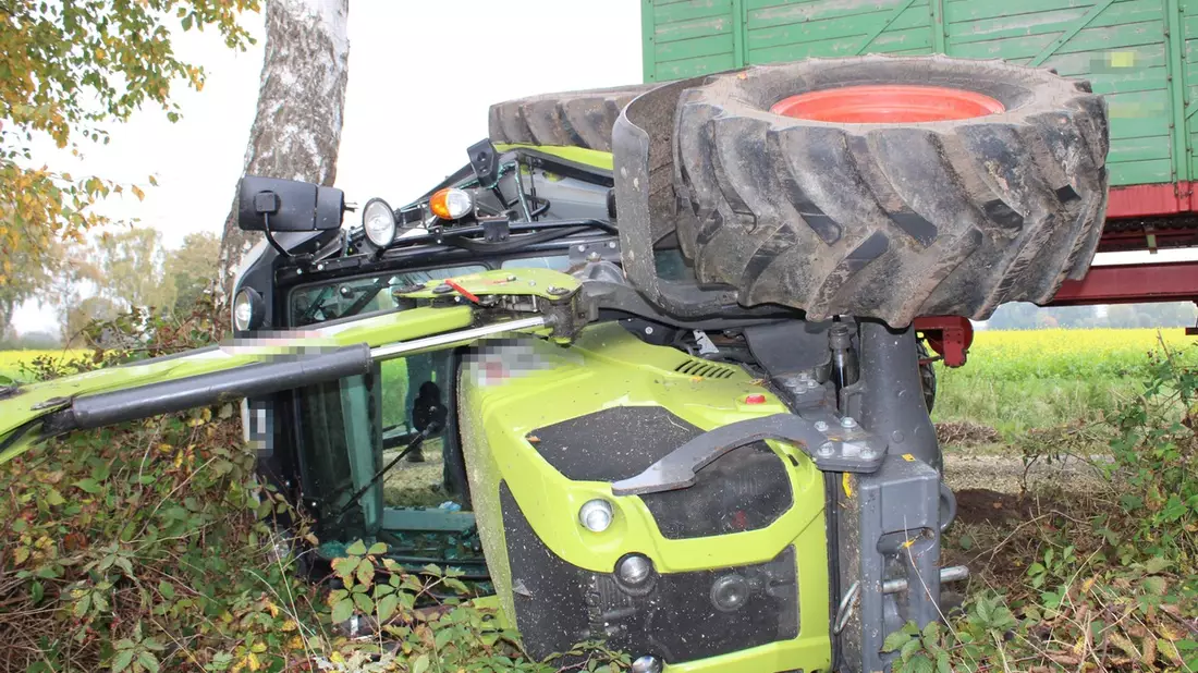 POL-MI: Traktor kippt um, Fahrer schwer verletzt - Bild: presseportal.de