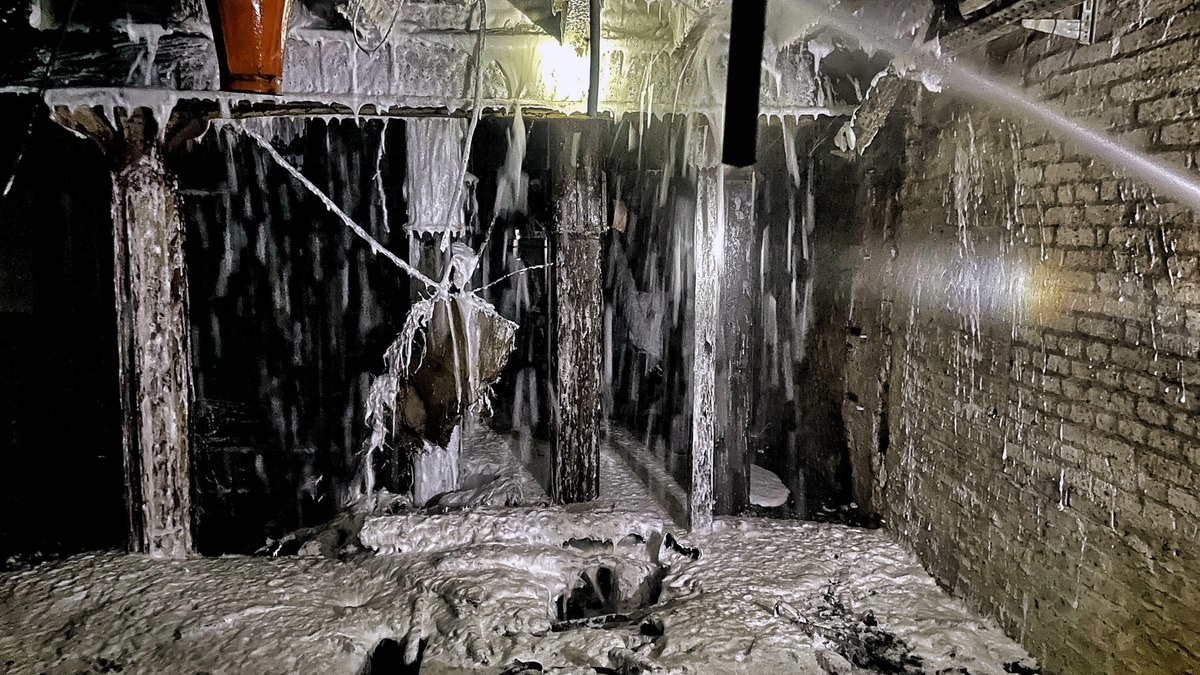 FW-NE: Brand in leerstehendem Lagerhaus | Brandausbreitung erfolgreich verhindert - Foto: presseportal.de