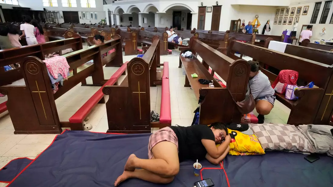 Auch Kirchen wurden als Evakuierungszentren genutzt. - Bild: Aaron Favila/AP