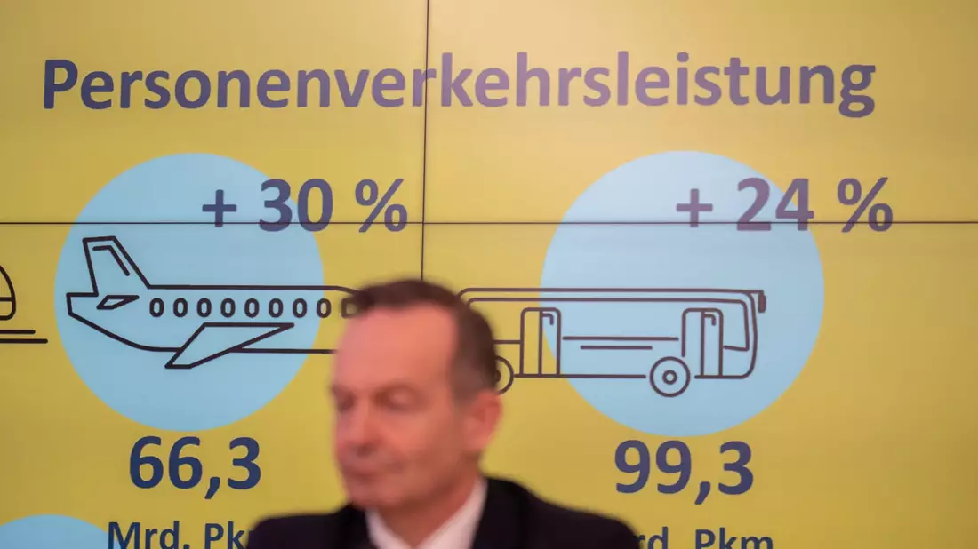 Laut der aktuellen Verkehrsprognose der Bundesregierung bleibt die Straße auch 2040 der dominierende Verkehrsträger.  - Bild: Michael Kappeler/dpa