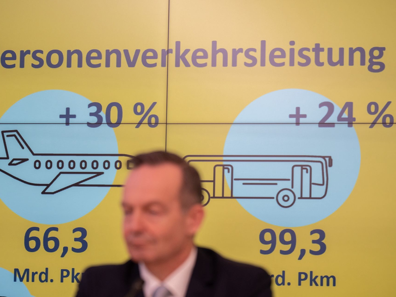 Laut der aktuellen Verkehrsprognose der Bundesregierung bleibt die Straße auch 2040 der dominierende Verkehrsträger.  - Foto: Michael Kappeler/dpa