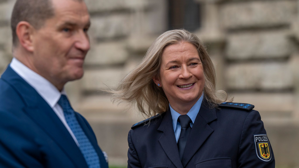 Der Fall füllt mehrere Aktenbände. - Foto: Peter Kneffel/dpa