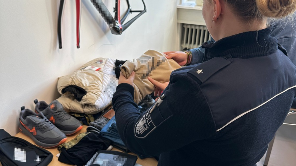 HZA-S: Teure Bekleidung im Postpaket? / Stuttgarter Zoll stoppt Markenoutfits aus der Türkei - Foto: presseportal.de