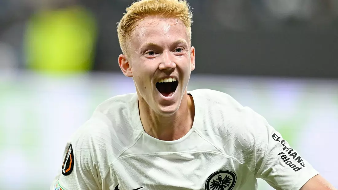 Eintrachts Can Uzun (r) blieb bei seinem Startelf-Debüt blass. - Bild: Uwe Anspach/dpa