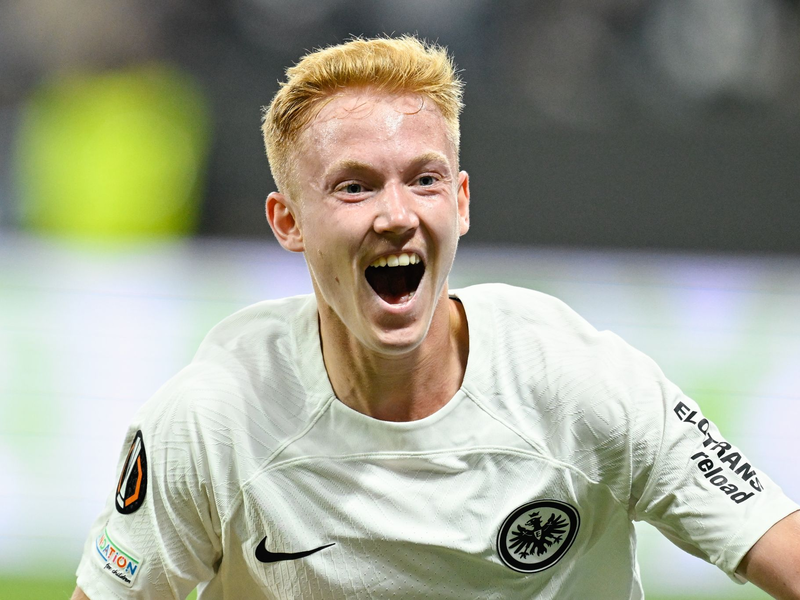 Eintrachts Can Uzun (r) blieb bei seinem Startelf-Debüt blass. - Foto: Uwe Anspach/dpa