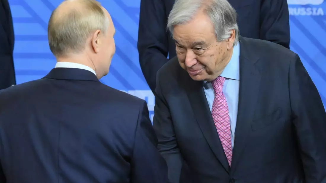 Wegen eines Händedrucks mit Kremlchef Wladimir Putin zieht UN-Generalsekretär Antonio Guterres Kritik auf sich. - Bild: Grigory Sysoyev/brics-russia2024.ru/AP