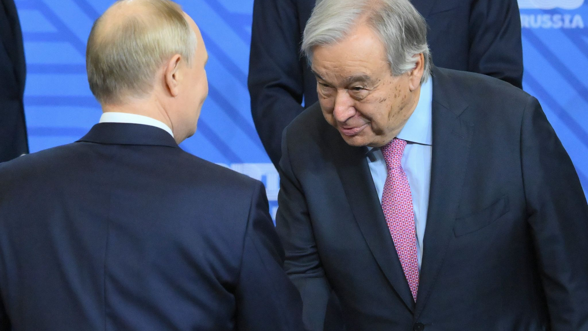 Wegen eines Händedrucks mit Kremlchef Wladimir Putin zieht UN-Generalsekretär Antonio Guterres Kritik auf sich. - Foto: Grigory Sysoyev/brics-russia2024.ru/AP