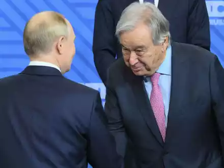 Wegen eines Händedrucks mit Kremlchef Wladimir Putin zieht UN-Generalsekretär Antonio Guterres Kritik auf sich. - Foto: Grigory Sysoyev/brics-russia2024.ru/AP