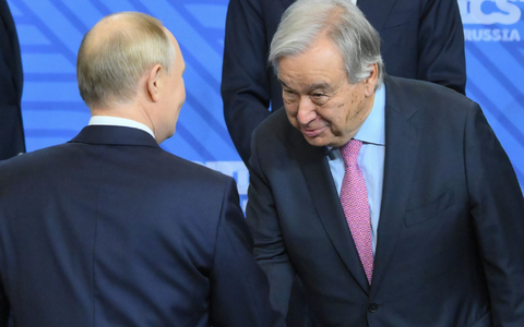 Wegen eines Händedrucks mit Kremlchef Wladimir Putin zieht UN-Generalsekretär Antonio Guterres Kritik auf sich. - Foto: Grigory Sysoyev/brics-russia2024.ru/AP