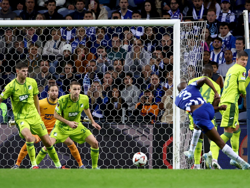 Die TSG 1899 Hoffenheim um  Florian Grillitsch (l) war beim FC Porto gefragt.  - Foto: Luis Vieira/AP
