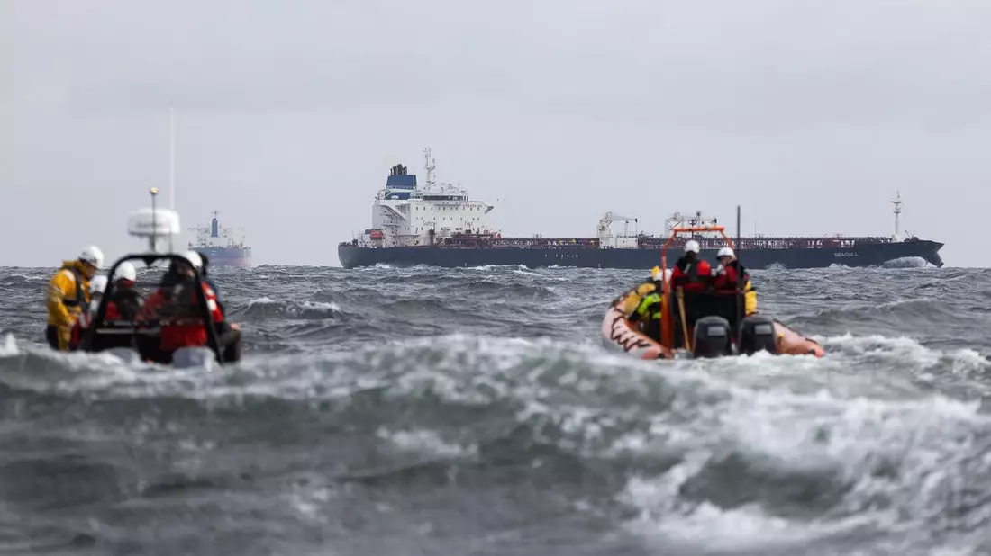 Greenpeace warnt: Diese 192 russischen Öltanker bedrohen die Umwelt besonders und müssen sanktioniert werden / Umfrage: Mehrheit sieht Öltransporte entlang der deutschen Ostseeküste als Problem - Bild: presseportal.de