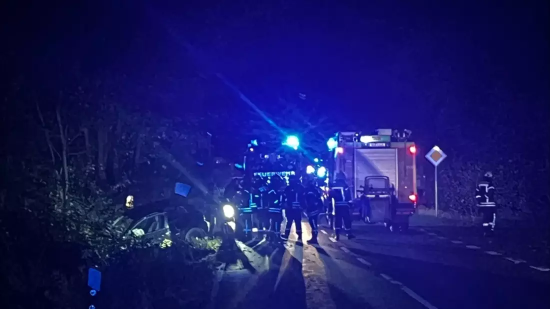 FW Ense: PKW kollidiert frontal mit Baum / Feuerwehr befreit eingeschlossenen Fahrer nach Alleinunfall - Bild: presseportal.de
