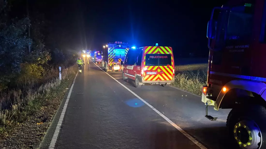 FW-AR: PKW gegen Baum- FW Arnsberg und Ense zusammen im Einsatz - Bild: presseportal.de