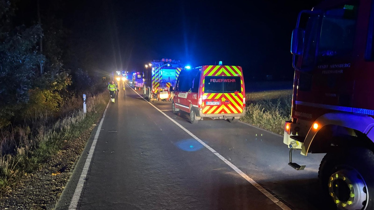 FW-AR: PKW gegen Baum- FW Arnsberg und Ense zusammen im Einsatz - Foto: presseportal.de