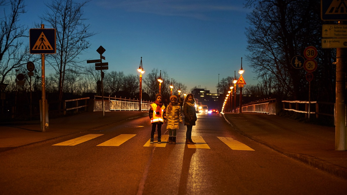 Unfallgefahr steigt in der dunklen Jahreszeit / Helle und reflektierende Kleidung schützt / Nicht alle Warnwesten sind gut - Foto: presseportal.de