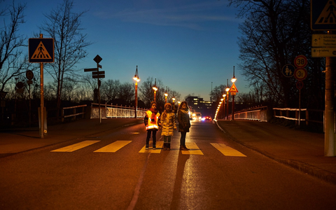 Unfallgefahr steigt in der dunklen Jahreszeit / Helle und reflektierende Kleidung schützt / Nicht alle Warnwesten sind gut - Foto: presseportal.de