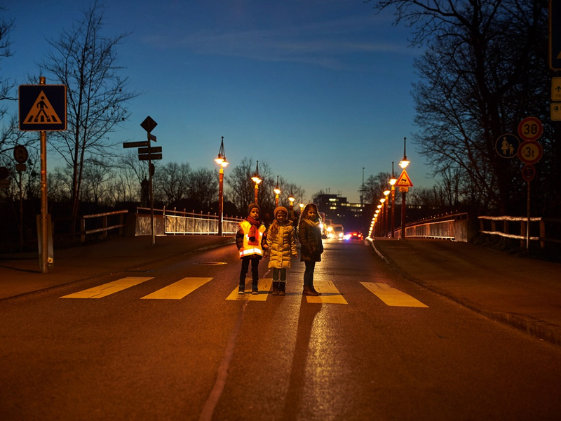 Unfallgefahr steigt in der dunklen Jahreszeit / Helle und reflektierende Kleidung schützt / Nicht alle Warnwesten sind gut - Foto: presseportal.de