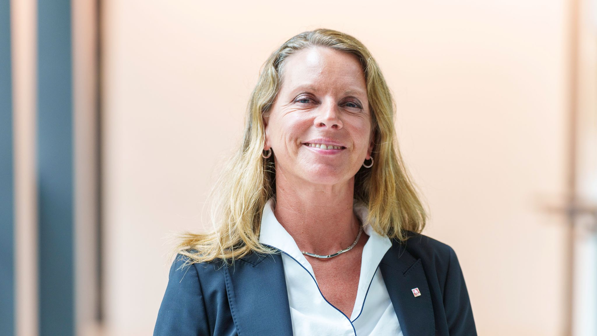 Nadine Boguslawski von der IG Metall kündigt schnelle Warnstreiks an.  - Foto: Andreas Arnold/dpa