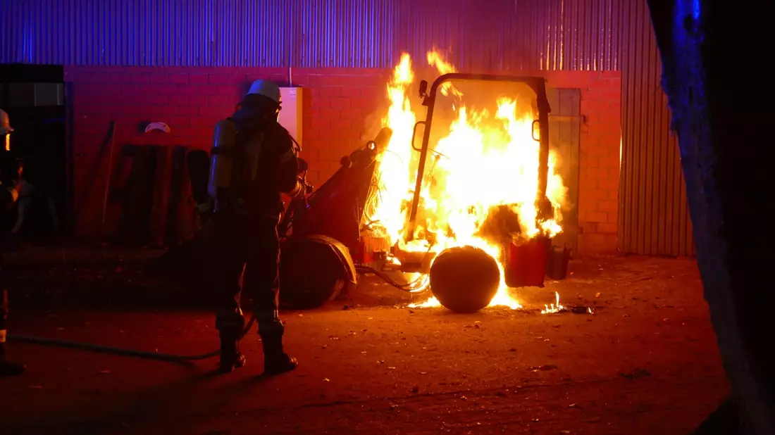 POL-CUX: Brand eines Radladers in Hemmoor (Lichtbild in der Anlage) - Bild: presseportal.de