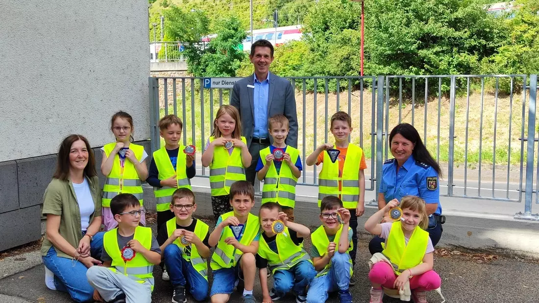 POL-PDMY: Sparkasse unterstützt erneut die Vorschulkinder mit Reflektoren - Bild: presseportal.de