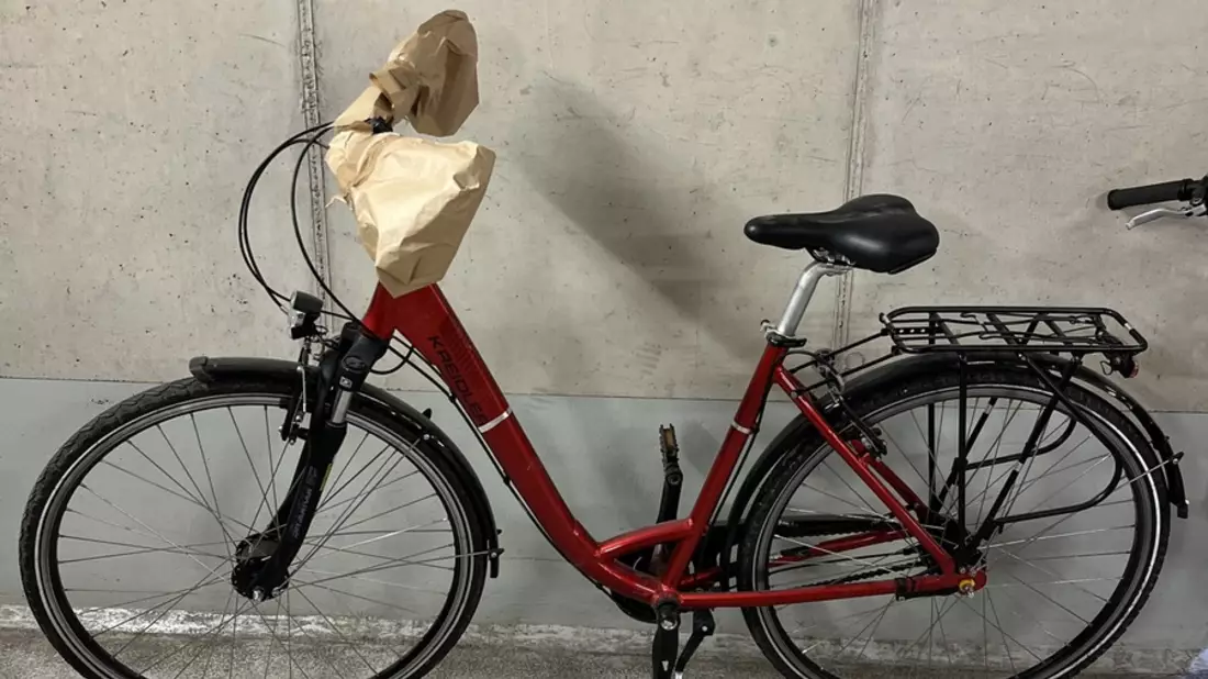 POL-DA: Erzhausen: Polizei sucht Besitzer zweier sichergestellter Fahrräder / Weißes Mountainbike und rotes Damenrad - Bild: presseportal.de