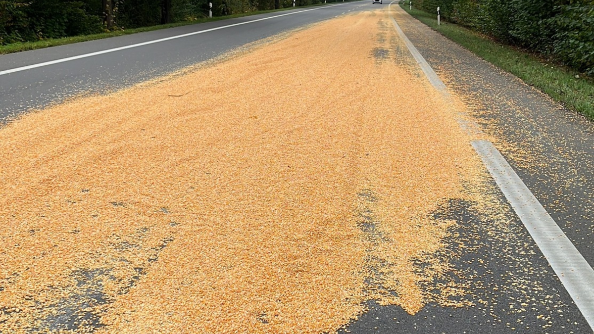 POL-MI: Traktor-Gespann verliert Mais auf der L 770 - Foto: presseportal.de