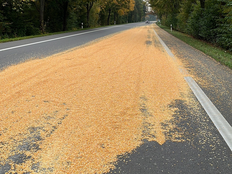POL-MI: Traktor-Gespann verliert Mais auf der L 770 - Foto: presseportal.de