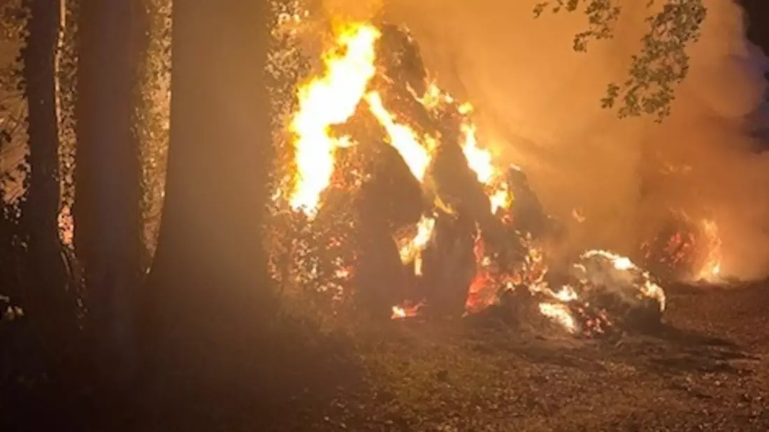 POL-CUX: Brand von gelagerten Heu- und Strohballen in Beverstedt-Wellen - starke Rauchentwicklung bei Nachlöscharbeiten (Lichtbild in der Anlage) - Bild: presseportal.de