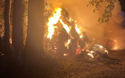 POL-CUX: Brand von gelagerten Heu- und Strohballen in Beverstedt-Wellen - starke Rauchentwicklung bei Nachlöscharbeiten (Lichtbild in der Anlage) - Foto: presseportal.de