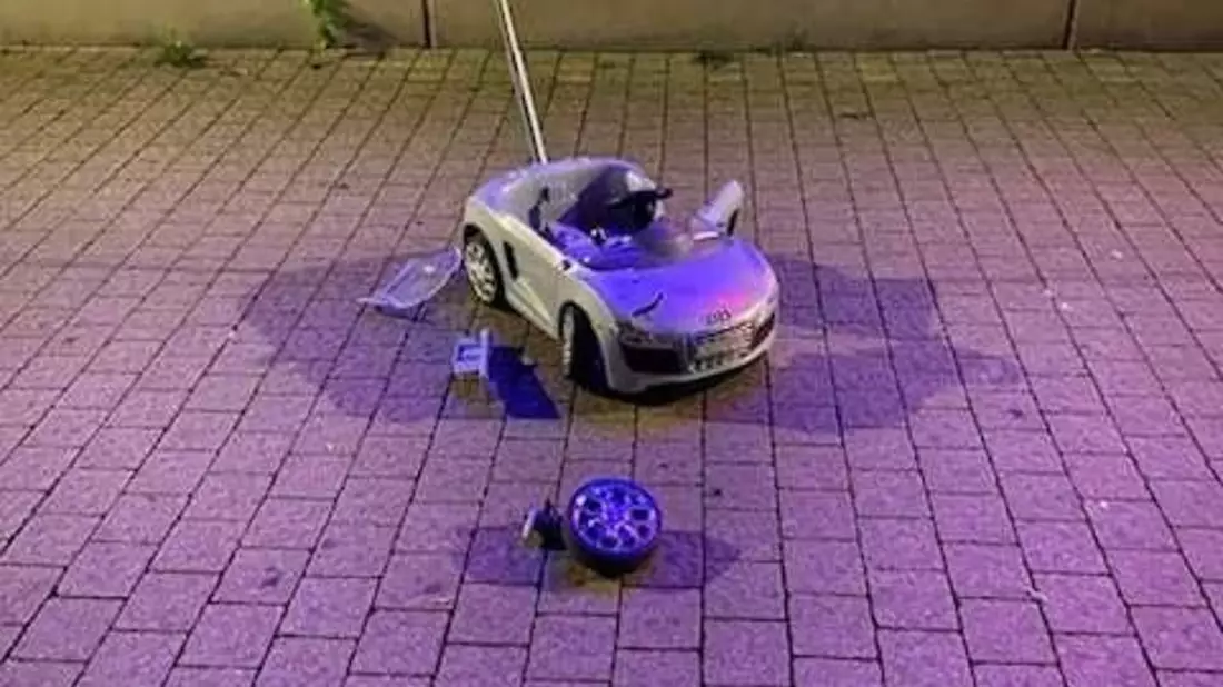 POL-WOB: Unbekannte Täter werfen ein Rutschauto von Parkdeck - Unbekanntes Opfer nur knapp verfehlt - Bild: presseportal.de