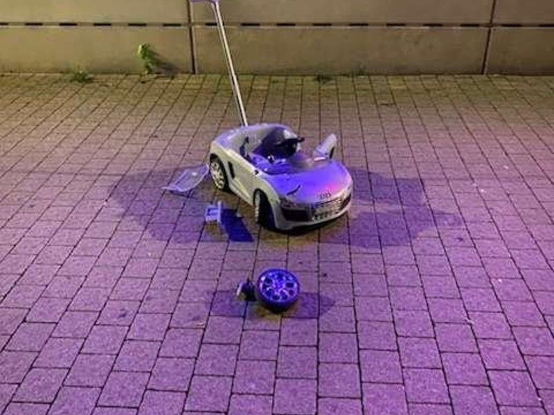 POL-WOB: Unbekannte Täter werfen ein Rutschauto von Parkdeck - Unbekanntes Opfer nur knapp verfehlt - Foto: presseportal.de