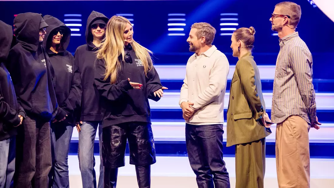 Überraschung! Modelscout Heidi Klum besucht Joko und Klaas. - Bild: Nadine Rupp/Joyn/dpa