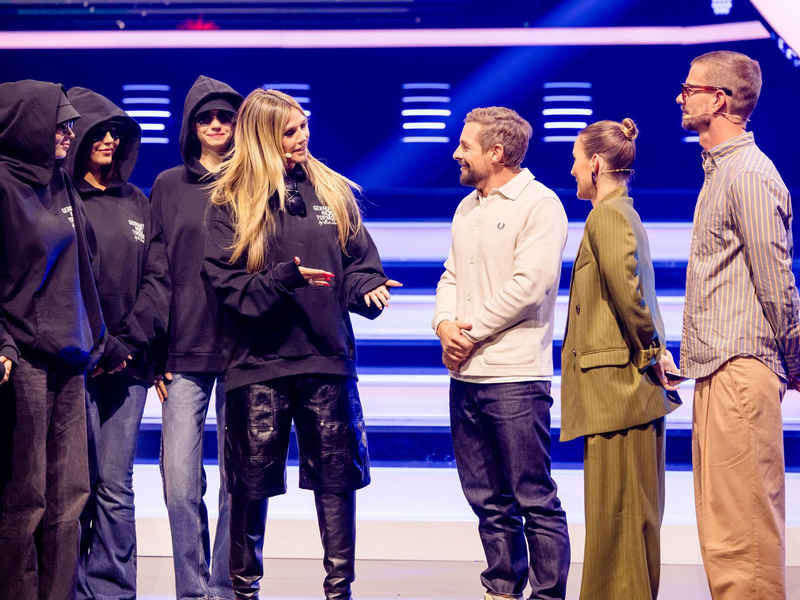 Überraschung! Modelscout Heidi Klum besucht Joko und Klaas. - Foto: Nadine Rupp/Joyn/dpa