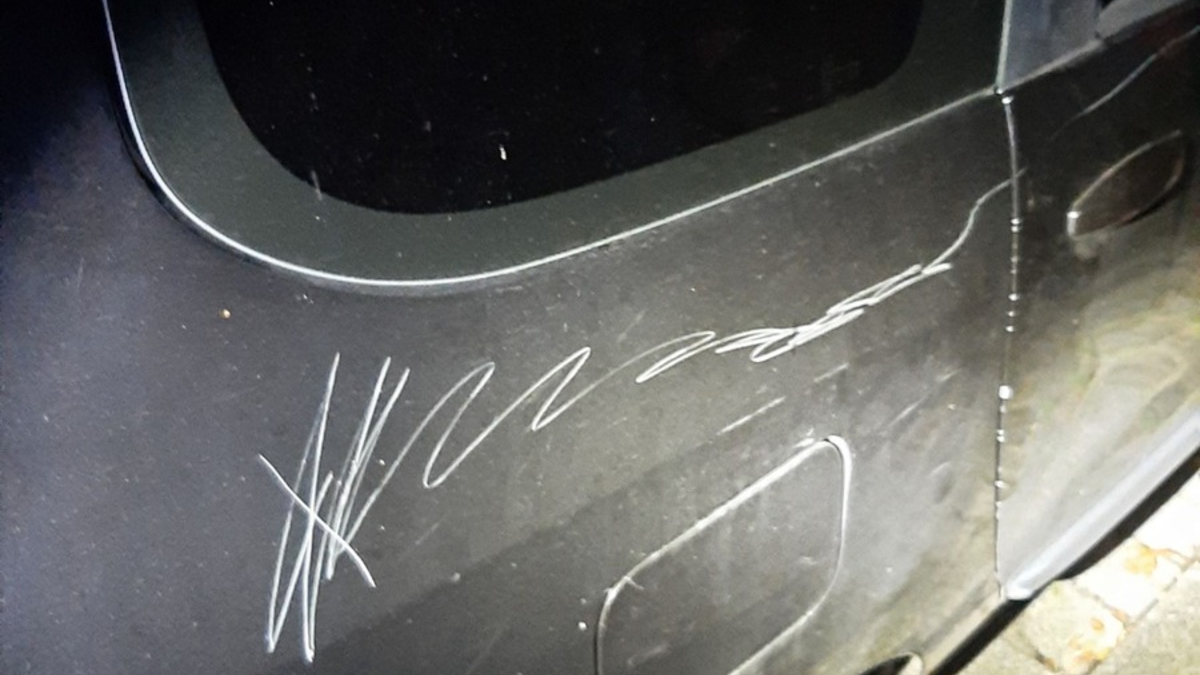 POL-SE: Groß Kummerfeld - Unbekannte Person zerkratzt mehrere Fahrzeuge und richtet Schäden von über 7.000 Euro an - Polizei sucht Zeugen - Foto: presseportal.de