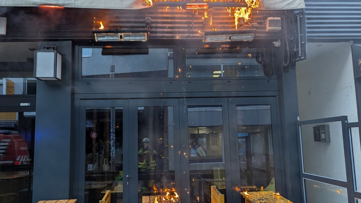 FW-BO: Brennende Markise in der Bochumer Fußgängerzone - Foto: presseportal.de