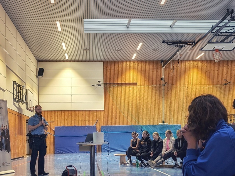 POL-PDTR: Polizei-Sporttest begeistert: großes Interesse an der Polizei - Foto: presseportal.de