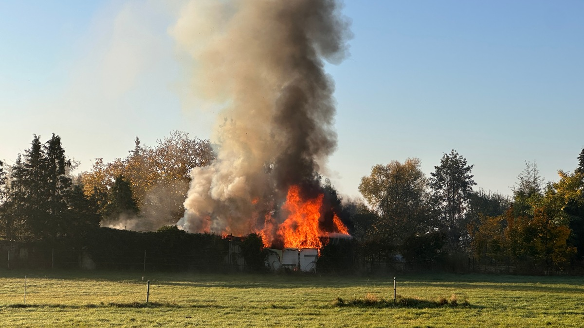 FW Helmstedt: Brand Gartenlaube in der Brunnsohle - Foto: presseportal.de