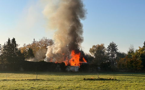 FW Helmstedt: Brand Gartenlaube in der Brunnsohle - Foto: presseportal.de