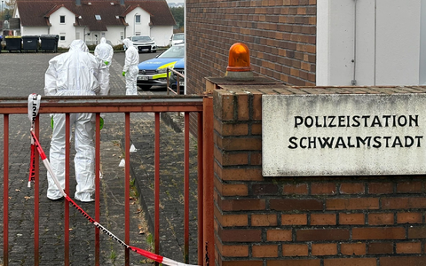 Eine Frau richtet eine Waffe auf Beamte vor der Polizeiwache in Schwalmstadt und wird erschossen. Laut den Ermittlungen handelte es sich nicht um eine scharfe Waffe. - Foto: Nicole Schippers/dpa