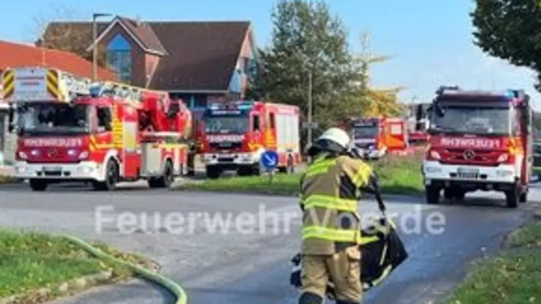 FW Voerde: Brand in einer Gewerbehalle - Bild: presseportal.de