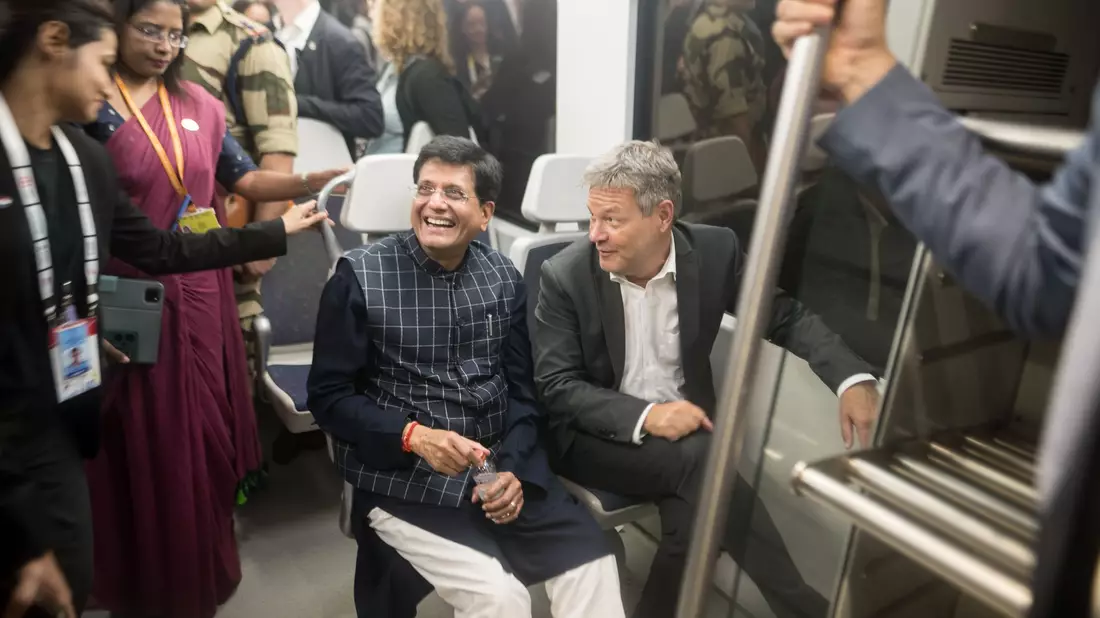 Piyush Goyal, Indiens Minister für Handel und Industrie, und Wirtschaftsminister Robert Habeck nehmen die U-Bahn. - Bild: Sebastian Christoph Gollnow/dpa