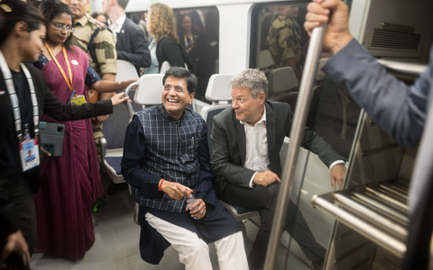 Piyush Goyal, Indiens Minister für Handel und Industrie, und Wirtschaftsminister Robert Habeck nehmen die U-Bahn. - Foto: Sebastian Christoph Gollnow/dpa