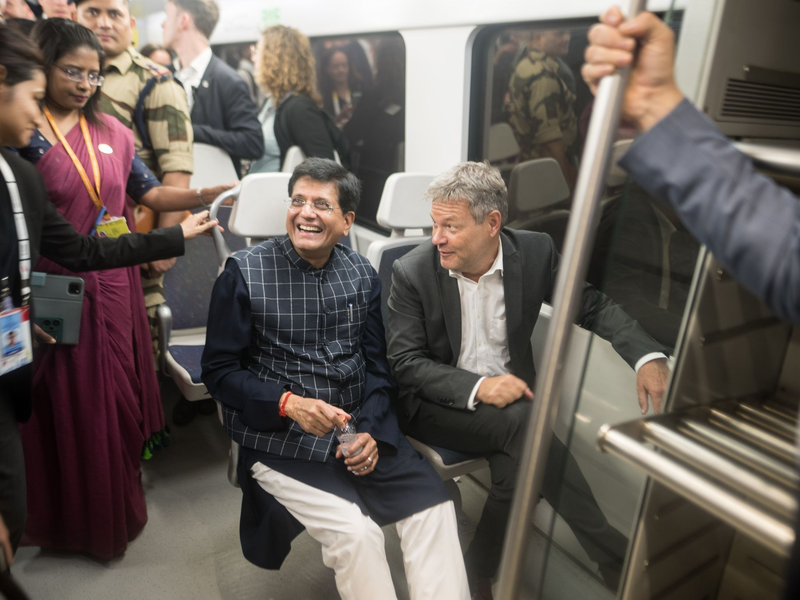 Piyush Goyal, Indiens Minister für Handel und Industrie, und Wirtschaftsminister Robert Habeck nehmen die U-Bahn. - Foto: Sebastian Christoph Gollnow/dpa