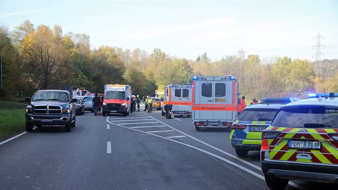 FW LK Neunkirchen: Tragischer Verkehrsunfall auf Rombachaufstieg - Drei Verletzte und eine Tote - Bild: presseportal.de
