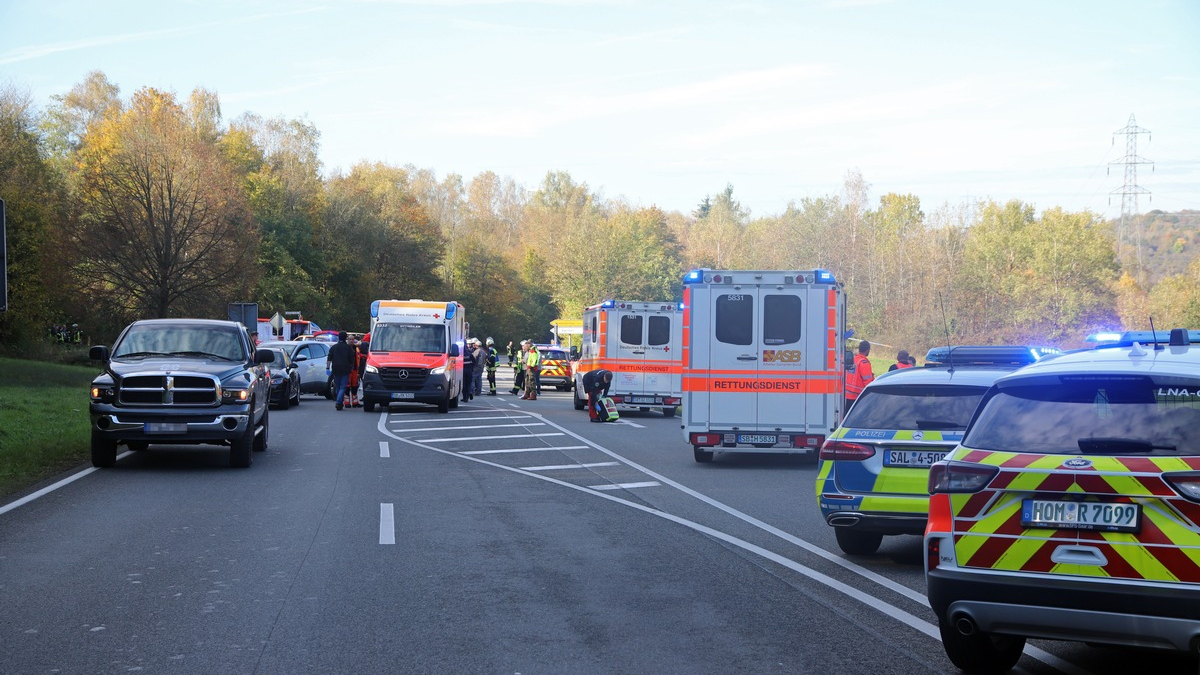 FW LK Neunkirchen: Tragischer Verkehrsunfall auf Rombachaufstieg - Drei Verletzte und eine Tote - Foto: presseportal.de