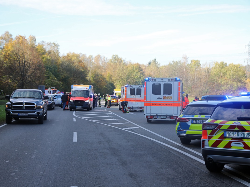FW LK Neunkirchen: Tragischer Verkehrsunfall auf Rombachaufstieg - Drei Verletzte und eine Tote - Foto: presseportal.de