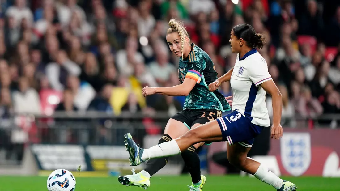 Klara Bühl zieht zum 3:0 ab. - Bild: Zac Goodwin/PA Wire/dpa