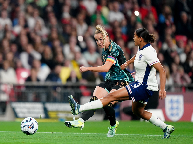 Klara Bühl zieht zum 3:0 ab. - Foto: Zac Goodwin/PA Wire/dpa